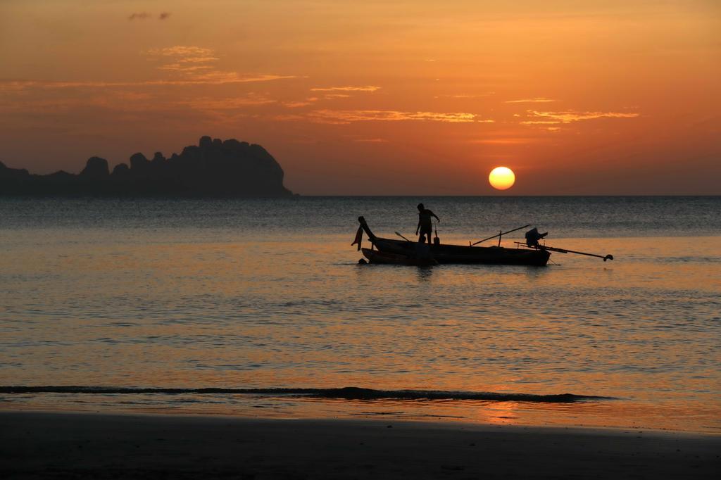 Sukorn Andaman Beach Resort Ko Sukon Exterior foto